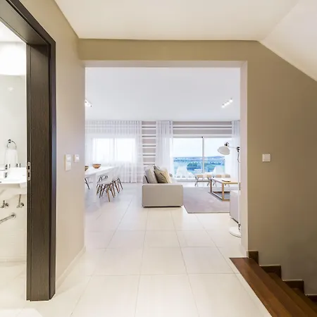 Laguna - 4*